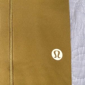 Never worn Lululemon leggings